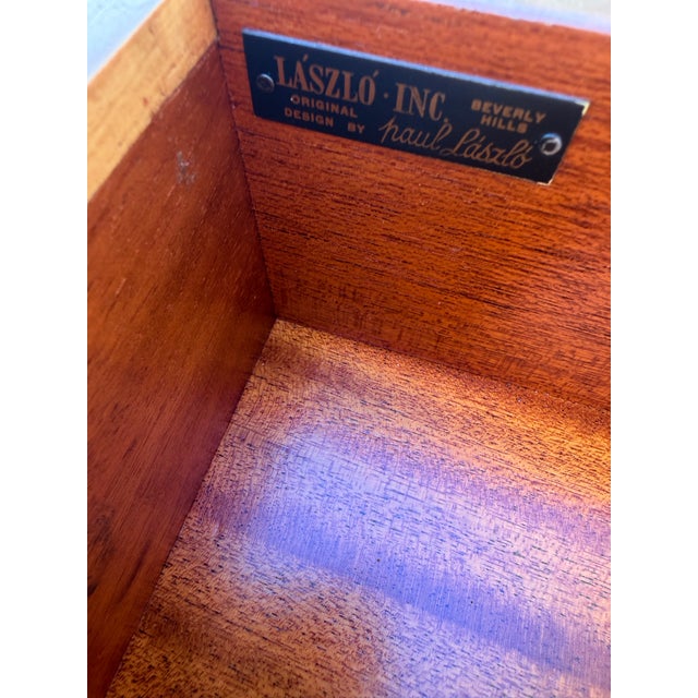 Paul Laszlo 1950s Pair of Rare Paul László Inc. Beverly Hills Custom Ribbon Grain Mahogany Nightstands For Sale - Image 4 of 10