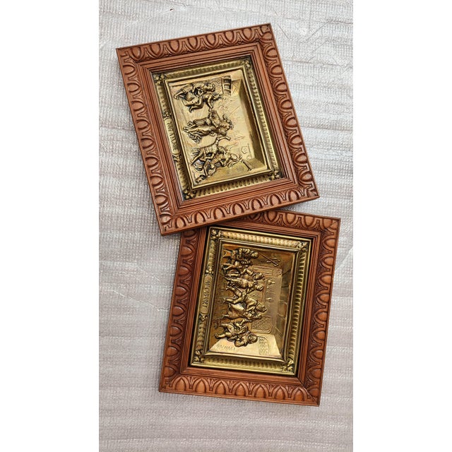 Lot of 2 brass decorative plates, wall decoration. French production, probably late XIXth - early XXth. Animated scenes,...