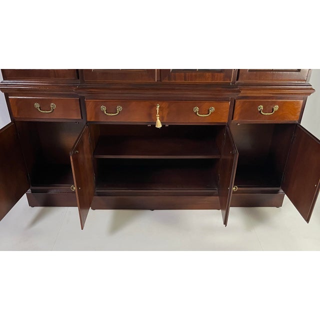 Vintage Ethan Allen Georgian Style Mahogany Breakfront China Cabinet For Sale - Image 12 of 12