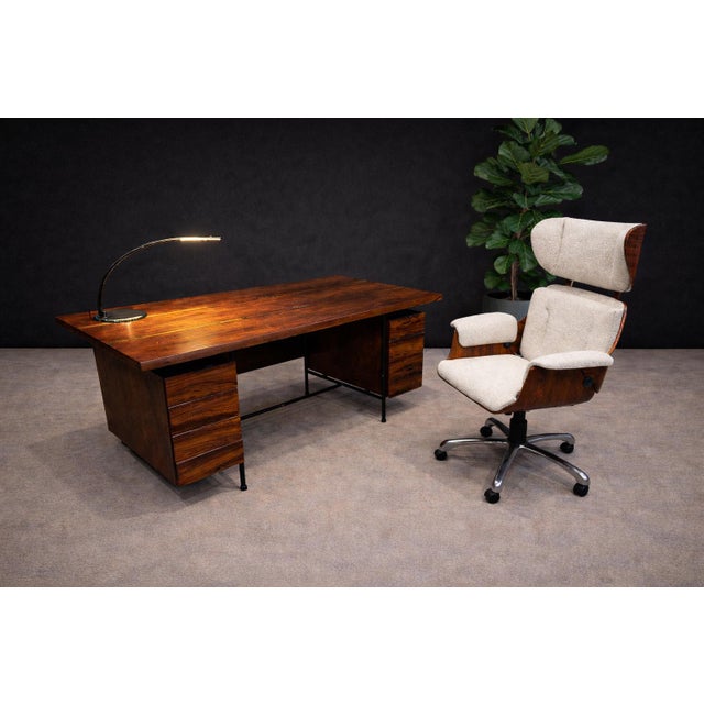 Attributed to Enrico Furio Dominici (1910–1995), this sculptural desk lamp reflects the experimental lighting design that...