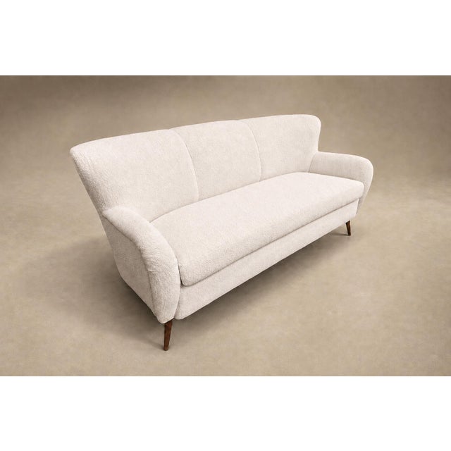 Off-white Brazilian Modern Sofa in Off-White Bouclé & Caviuna by Forma, Brazil, 1960s — Lot 51b For Sale - Image 8 of 18
