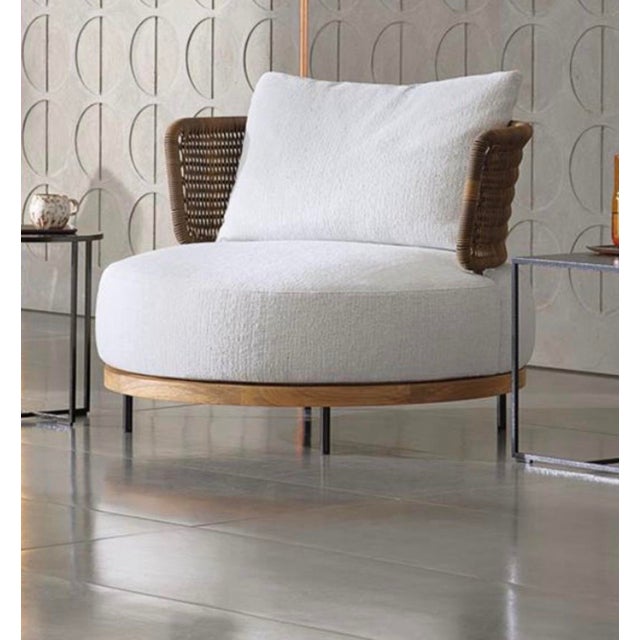 Circular armchair — solid teak, wicker-effect fiber, outdoor fabric cushions. Ø 92 cm · H 92 cm Fiber: Mud (Fango) ·...