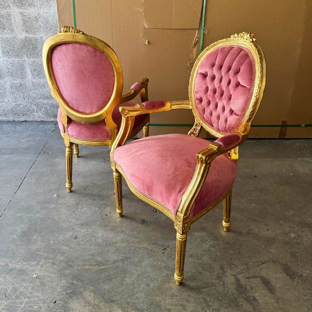 French Pink Velvet Chair French Style Tufted With Gold Details - Set of 2 For Sale - Image 3 of 7