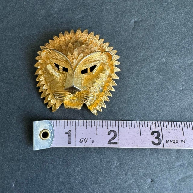 Metal Vendome Lion Head Brooch Gold Tone Astrological Zodiac Leo Sign Pin Vintage 60s For Sale - Image 7 of 8