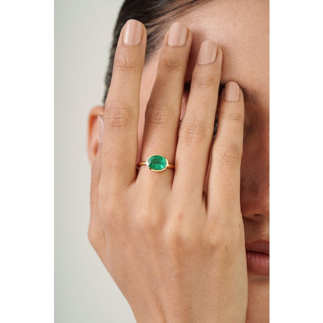 Art Deco 1.64ct Natural Zambian Emerald Bezel Set Solitaire Ring in 18k Yellow Gold Size 5 For Sale - Image 3 of 16