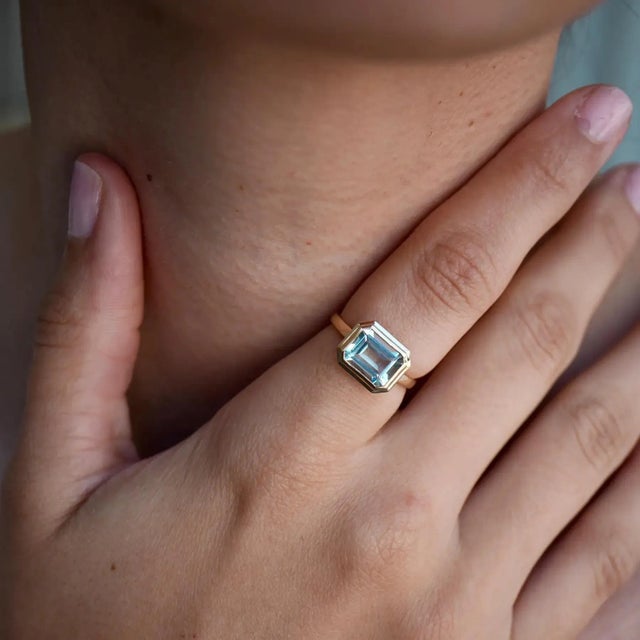 Contemporary Kai Bella East-West Emerald-Cut Aquamarine Ring in 14k Solid Gold Ring, size 5 For Sale - Image 3 of 7