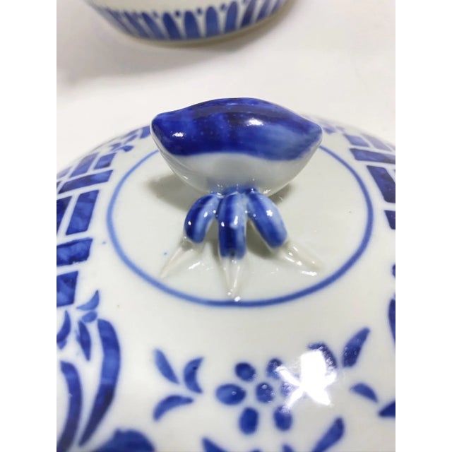 Large Vintage Blue & White Porcelain Lidded Ginger Jar With Side Handles - Chinoiserie Decor For Sale In Louisville - Image 6 of 10