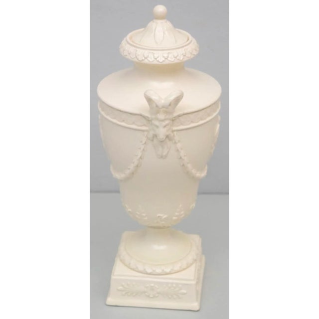 Neoclassical 1960s Wedgwood Etruria Porcelain Cream Ware Neoclassical Urn For Sale - Image 3 of 9