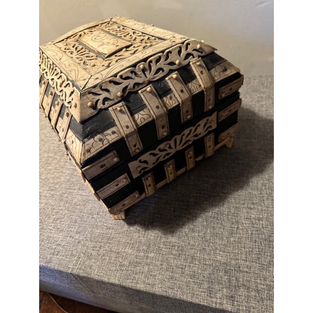 Antique Horn & Wood Decorative Box For Sale - Image 4 of 7