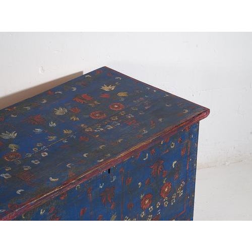 Antique Navy Blue Trunk with Floral Details, 1920s For Sale - Image 3 of 12