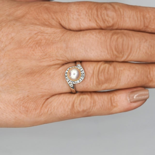 Metal 8.5mm White Pearl and Round Diamond Bypass Platinum Ring, Size 8.5 For Sale - Image 7 of 7