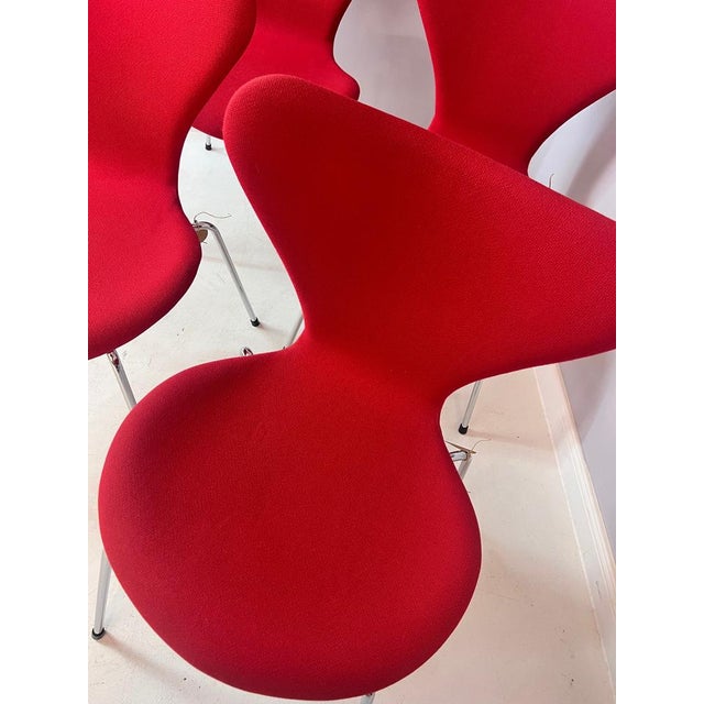 Textile Red Series 7 Chair by Arne Jacobsen for Fritz Hansen For Sale - Image 7 of 11