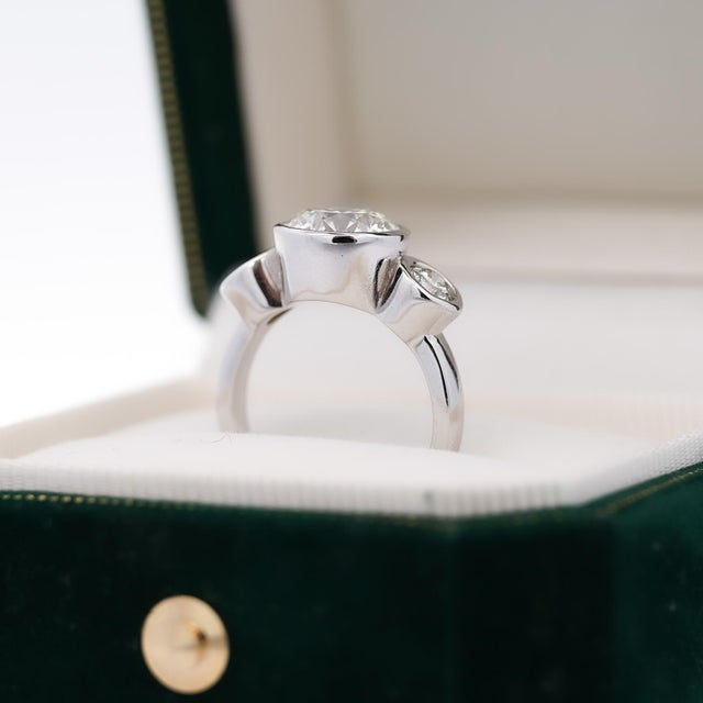 Igi Certified 3.17 Carat 3 Stone Lab Grown Diamond Bezel Engagement Ring Size 6.75 For Sale In Miami - Image 6 of 8