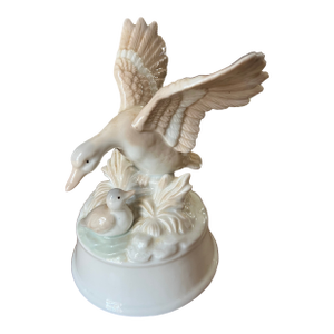 Vintage Ceramic White Duck and Duckling Music Box- Condition Issues