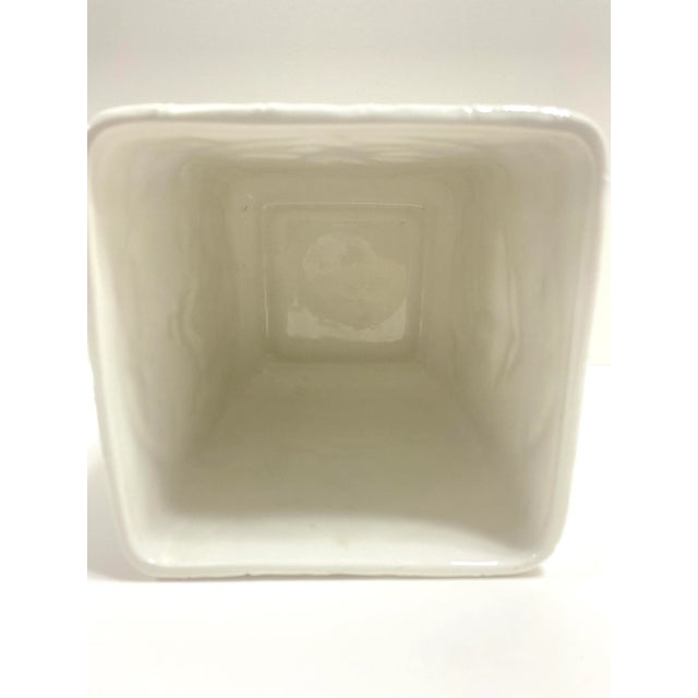 Ceramic Mottahedeh “Musee Des Arts” Blanc De Chine Chinoiserie Porcelain Planter Cachepot – Italian Made Relief Scene For Sale - Image 7 of 9