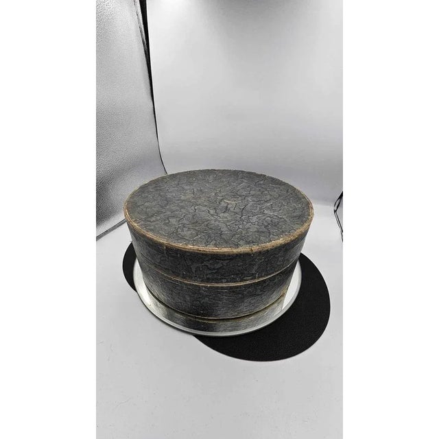 Pre-war hat box, dimensions: height 14 cm, diameter 33.7 cm.