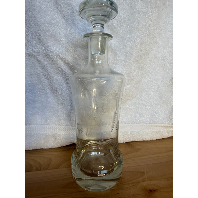 1940's Art Deco Etched Glass Crystal Top Decanter For Sale - Image 4 of 7