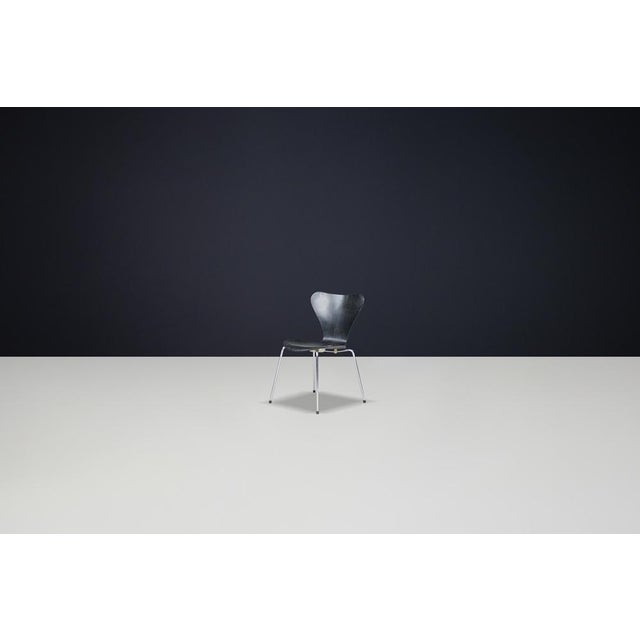 Introducing the classic 3107 chair from the Series 7 collection, designed by Arne Jacobsen for Fritz Hansen. This...