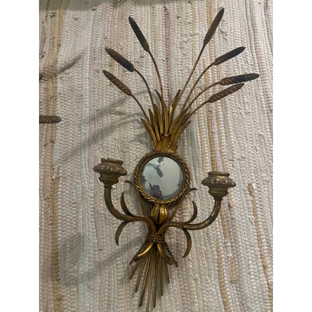 Mid-Century Modern Large Vintage Italian Wheat Sheaf Wall Sconces Pair – Gilt Metal Convex Mirrors – Mid-Century Hollywood Regency Lighting For Sale - Image 3 of 3
