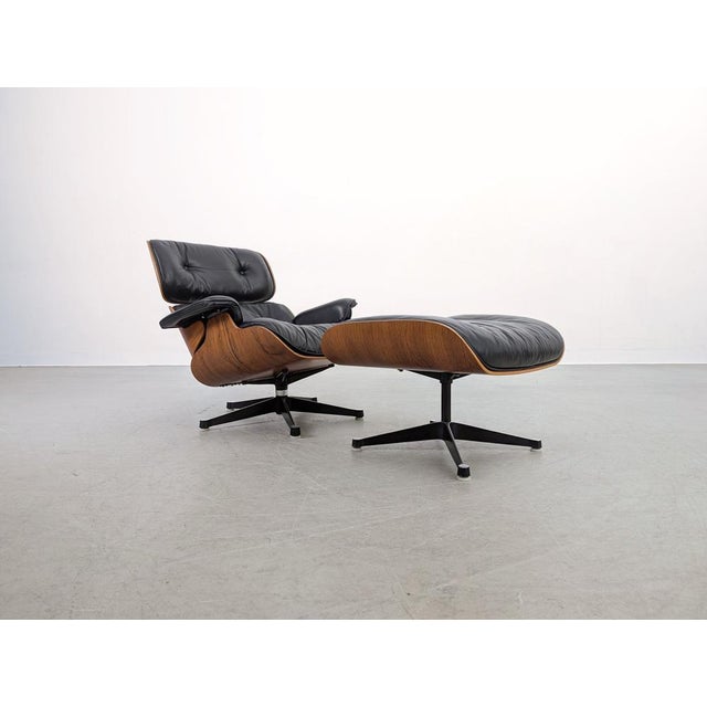 Wood Set of Lounge Chair and Ottoman in Palisander by Charles and Ray Eames for Herman Miller For Sale - Image 7 of 18