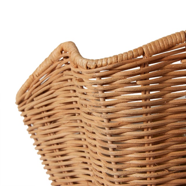 Inspired by one of our most treasured seaside getaways, the Ravello Sconce’s organic curves and woven wicker scallop shade...