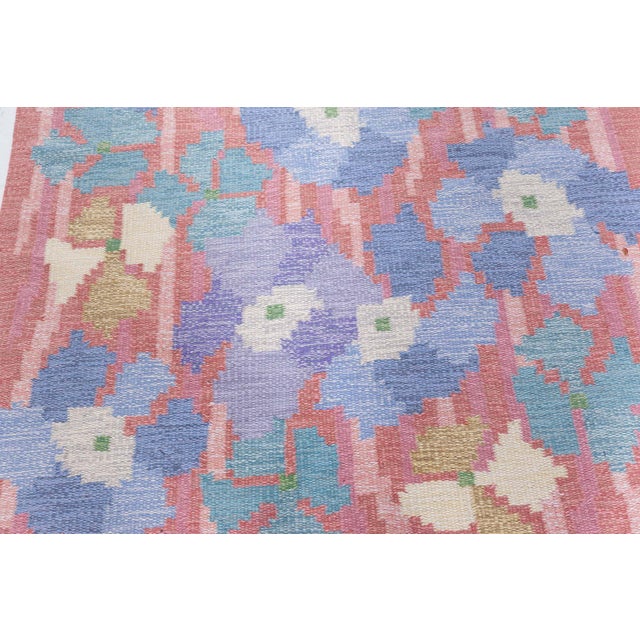 Vintage Swedish Flat-Weave Rug in Floral Design Size: 4'6" × 6'8" (137 × 203 cm) This charming vintage Swedish flat-weave...