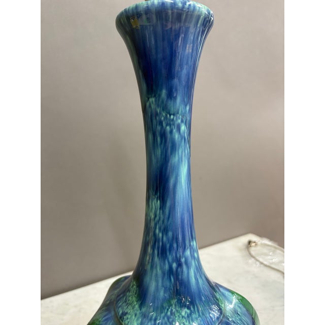 Royal Haeger 1960s Mid-Century Modern Blue & Green Teardrop Shape Drip Glaze Ceramic Table Lamp For Sale - Image 4 of 7