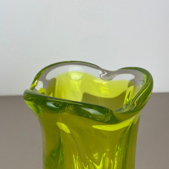 Large Abstract Yellow Green Murano Glass Vase, Italy, 1970 For Sale - Image 9 of 18