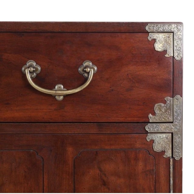 1970s Vintage 1970s Henredon Chinoiserie Campaign Bachelor's Chest / Cabinet With Brass Hardware For Sale - Image 5 of 8