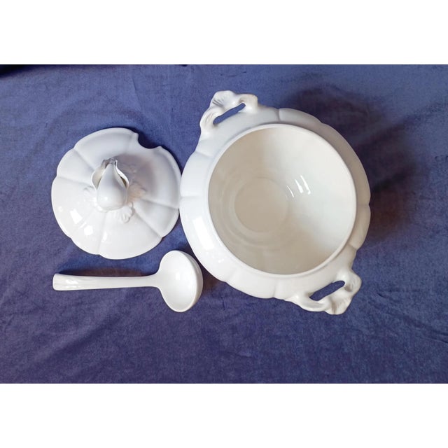 Ceramic 1960s Bordallo Pinheiro White Pear Soup Tureen 3 Piece Set With Ladle and Lid Portugese Majolica For Sale - Image 7 of 16