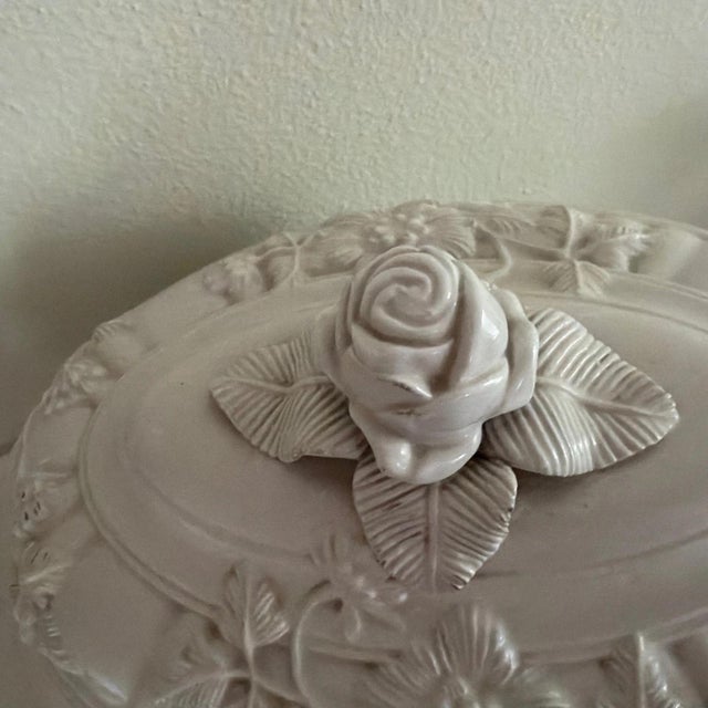 Mottahedeh Elegant Vintage Mottahdeh Tureen Musée Des Arts - Made in Italy For Sale - Image 4 of 7
