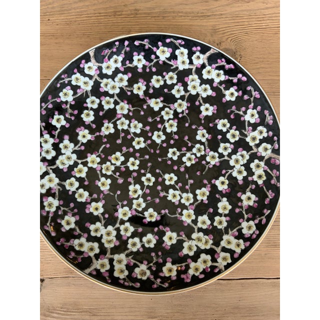 Ceramic Vintage Gold Imari White Lotus Blossom on a Black Background Decorative Wall Plate For Sale - Image 7 of 8