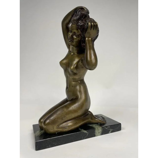 Beautiful statuette Art Déco in golden bronze with a green Guatemala marble base of a nude woman (4.2 kg). Excellent...