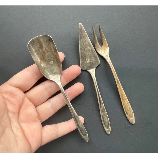 This vintage 3-piece hors d’oeuvres set from Meriden Silver Plate is in the “First Lady” pattern, featuring a modern wavy...