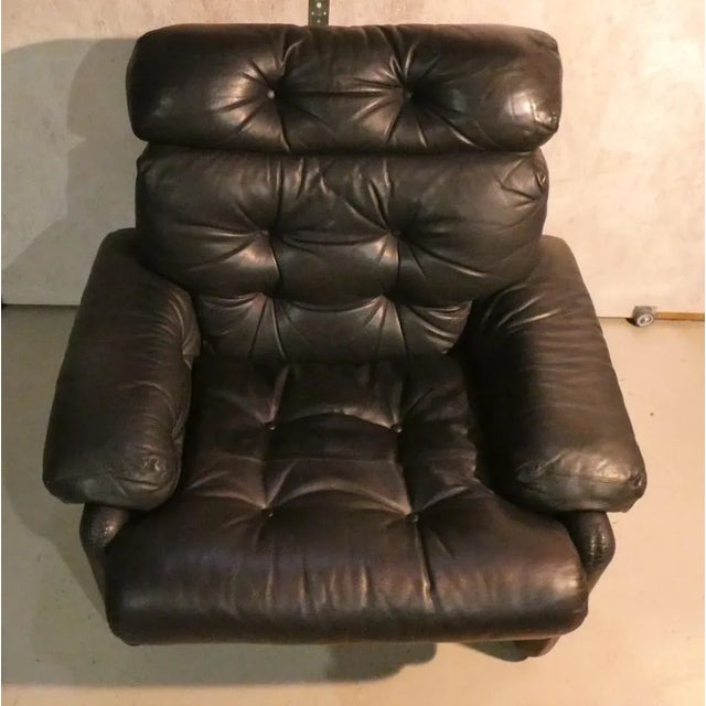Coronado armchair with black leather. A piece of modern art signed by Afra and Tobia Scarpa and become a design icon....