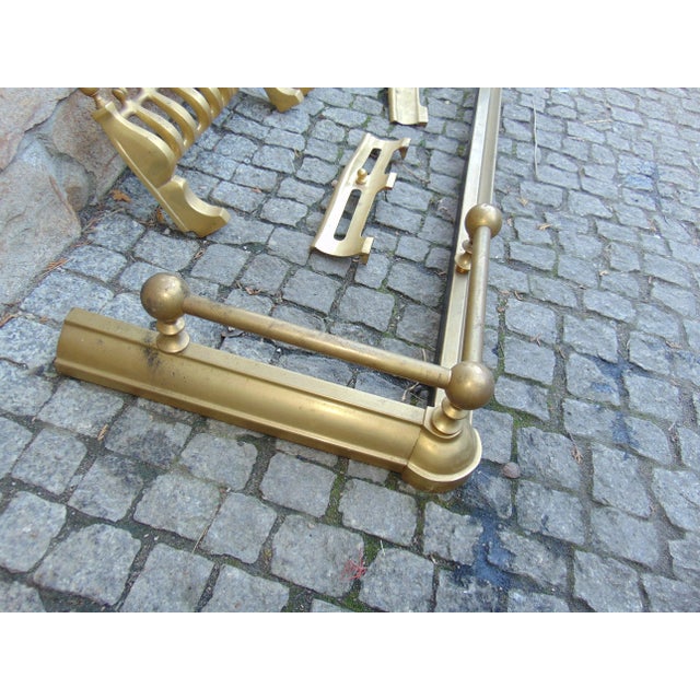 English brass casing in front of a fireplace, vintage from the '70s, dimensions: height 14.5 cm, width 123 cm, depth 44 cm.