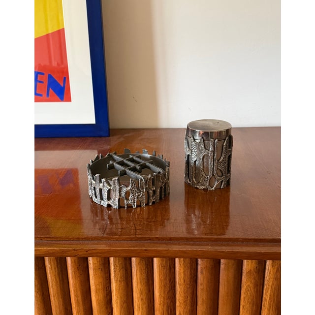 Brutalist top smoking set, ashtray and cigarette box Morbelli Italy 1970 metal H 10 cm x 7 × 7 cm H 5 cm x 13 cm diam....