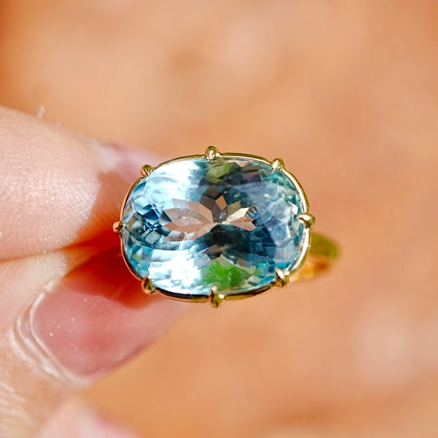 Sky Blue Kai One-of-a-Kind Certified 7.31ct Santa Maria Aquamarine East-West Ring in 14k Gold Size 7 For Sale - Image 8 of 10