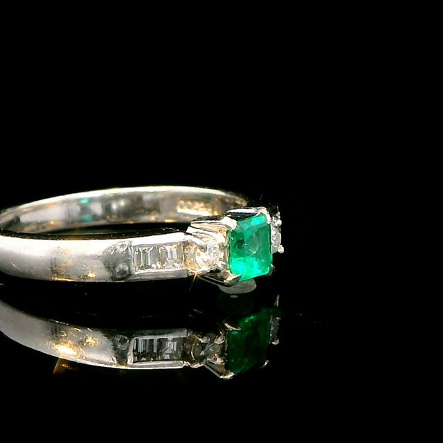 Vintage Natural Colombian 0.21 Carats Emerald and Diamond Platinum Ring, Size 6 For Sale In New York - Image 6 of 8