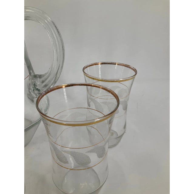 Libbey Glass Co. Mid-Century Libbey Glass Co. Pitcher and 5 Glass Set with Gold Trim Frosted Wave Design For Sale - Image 4 of 10