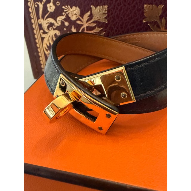 Hermès Kelly Double Tour Bracelet in Black Leather With Gold-Plated Hardware For Sale In Savannah - Image 6 of 12