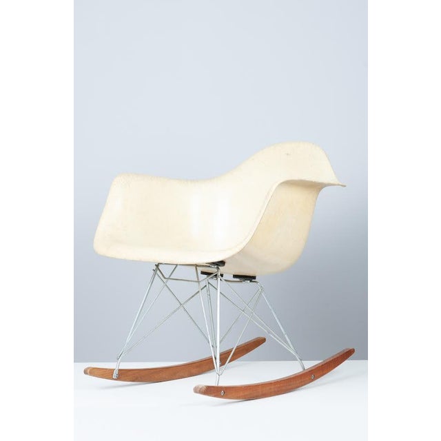 Extremely rare rocking fiberglass flesh by Charles Eames 1st zenith plastics edition for Hermann Miller This piece has an...