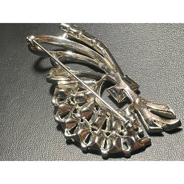 Eisenberg MCM Jewelry Attributed Style to Eisenberg Ice Rhodium-Plated Emerald-Cut Crystal Ribbon Fan Brooch For Sale - Image 4 of 8