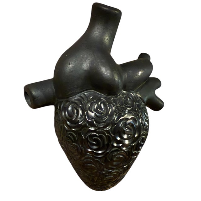 A beautiful anatomical model of a heart modeled in burnished black clay. From a family-run studio in San Bartolo...