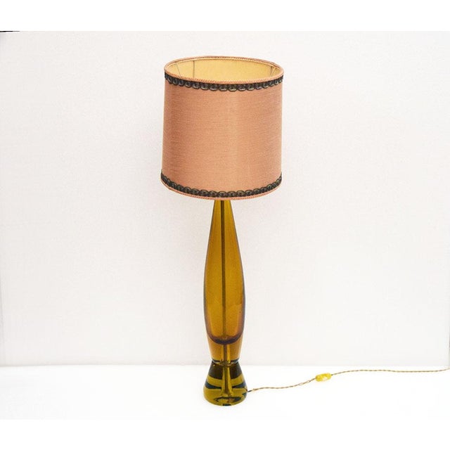 Large table lamp in sommerso glass designed by Flavio Poli for Seguso, Murano 1950s. Made of amber-coloured submerged...