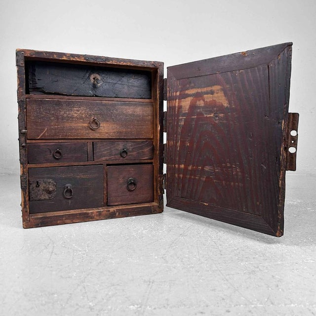 Antique Japanese cabinet with drawers from the Edo period. Dimensions: Height 37.5 cm, Width 32.5 cm, Depth 42 cm. In its...