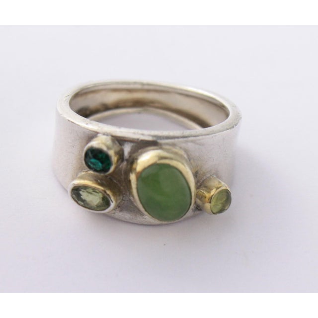 1990s Sterling Cigar Band Ring With Green Gemstones, Size 7.25 For Sale - Image 6 of 9