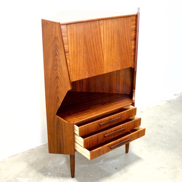 1950s Danish Rosewood Corner Cabinet in the Style of Omann Jun. Møbelfabrik / Gunni Omann For Sale - Image 11 of 14