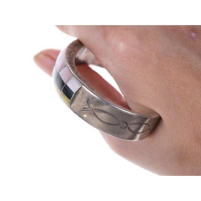 Mid 20th Century Vintage Native American Stamped Silver Shell and Jet channel inlay bracelet For Sale - Image 5 of 10