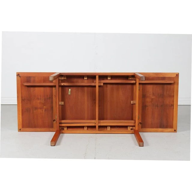 Extendable 5360 Coffee Table in American Walnut with 2 Drop-Down Leaves by Børge Mogensen for Fredericia Stolefabrik, Denmark, 1970s For Sale - Image 6 of 9